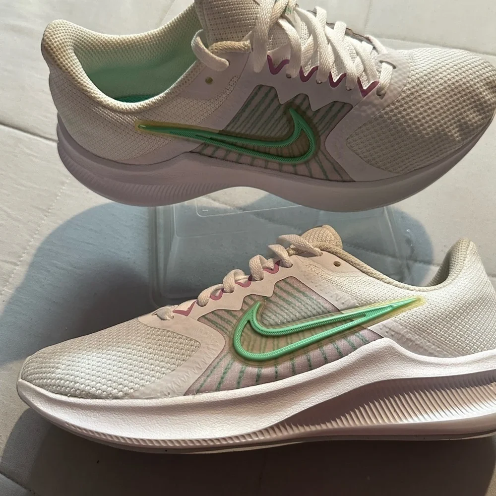 Nike Women's White and Mint Athletic Shoes